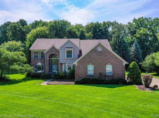 907 Ridgeview Cir, Lake Orion, MI 48362