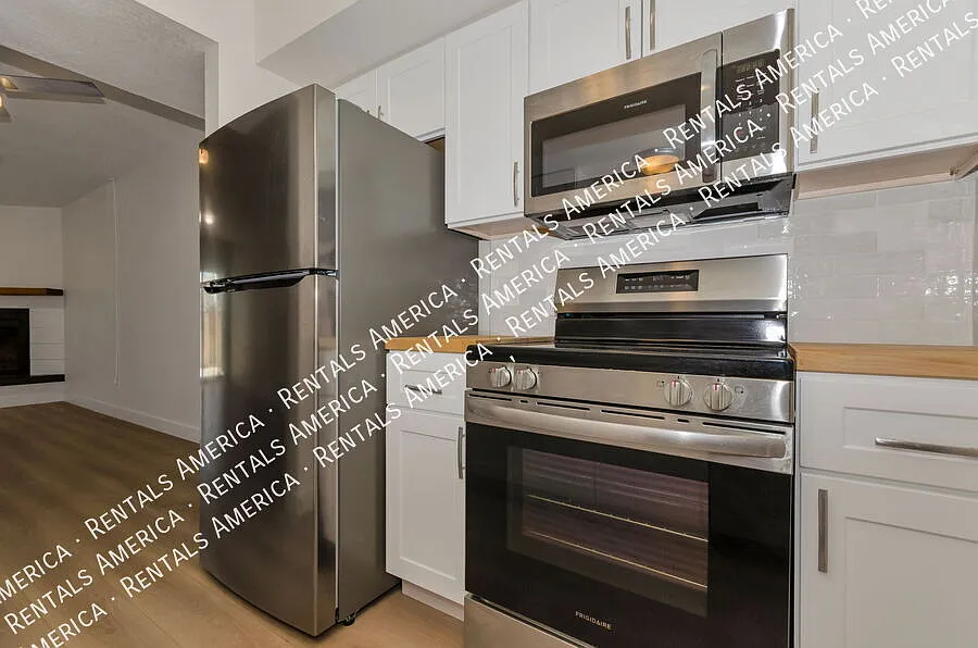 remodeled 2 bed, 2 bathTownhome — Photo 1