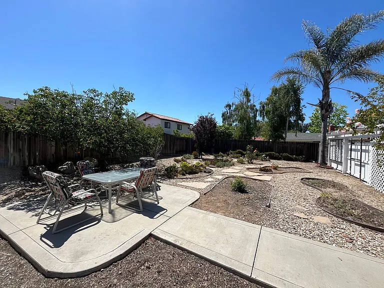 1090 Foxenwood Dr — Photo 12