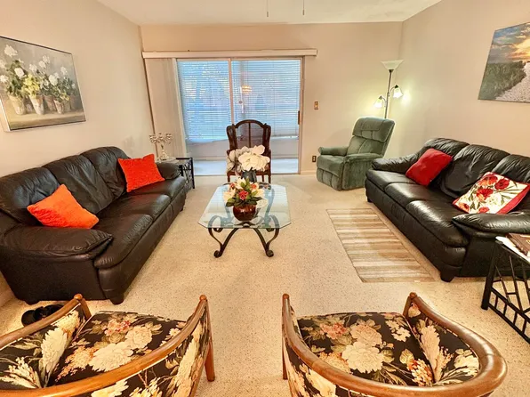 19 Golfs Edge APT F, West Palm Beach, FL 33417