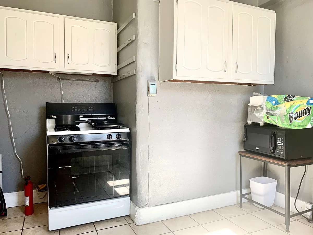 Building Photo - 725 E 5th St #1