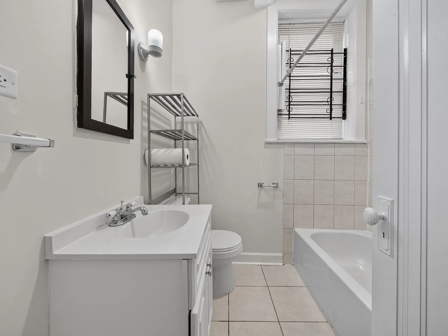 3323 N Lakewood Ave — Photo 2