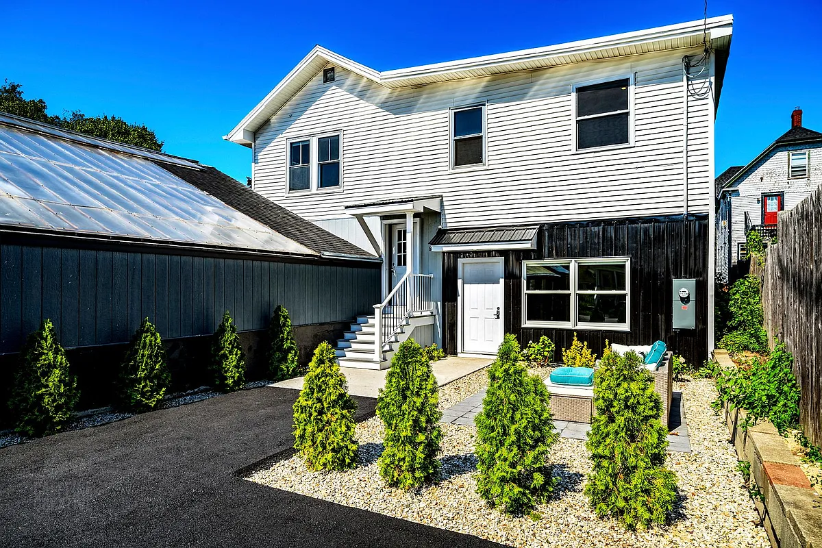 Building Photo - 67 Brentwood St