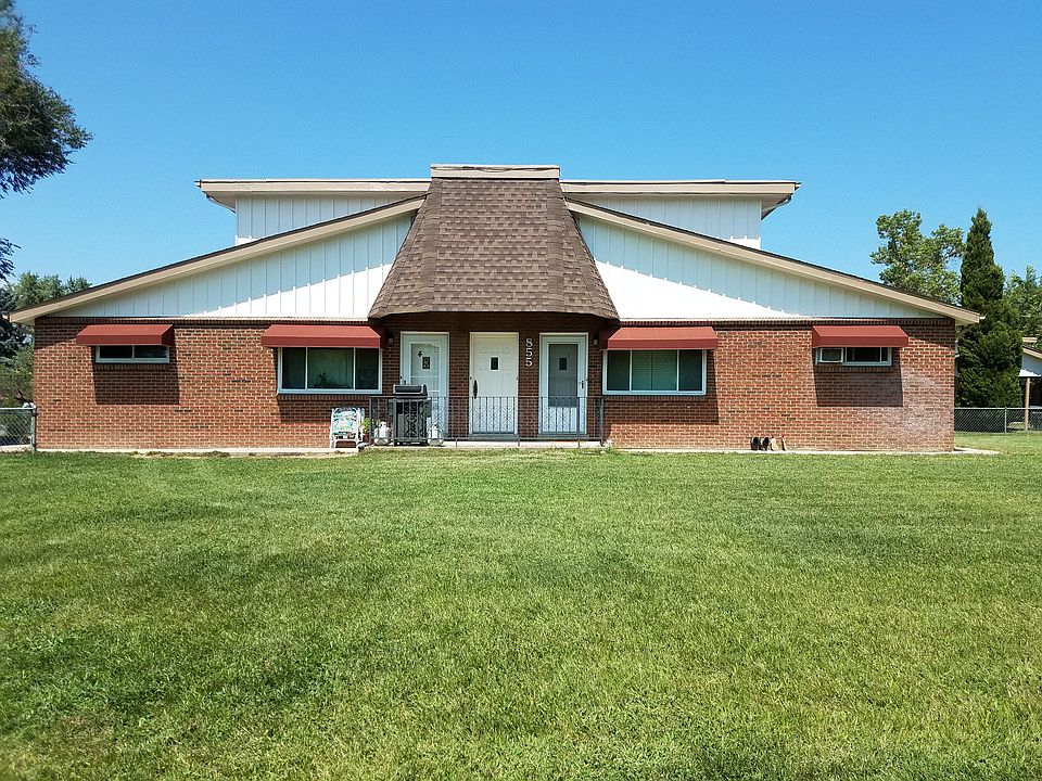 This unit is on the left side. Huge lawn!