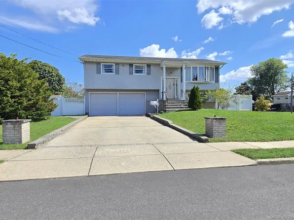 26 Circle Lane, Bay Shore, NY 11706
