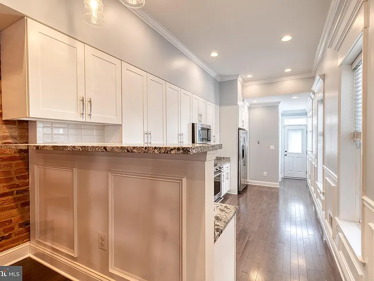2205 Bank St — Photo 8