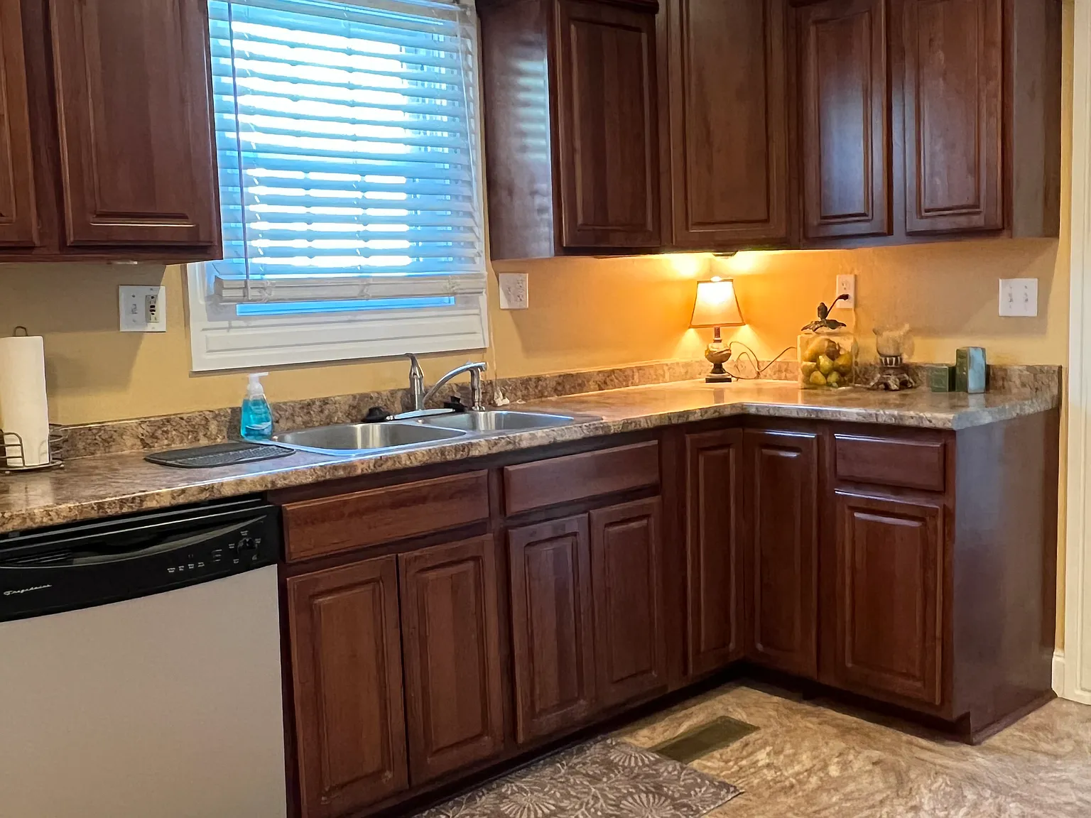 4 bed, 2.5 bath, 2700 sqft, $2,400 — Photo 4