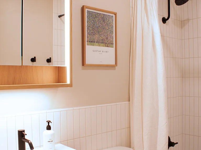 Full bathroom with shower/tub combo and modern finishes.