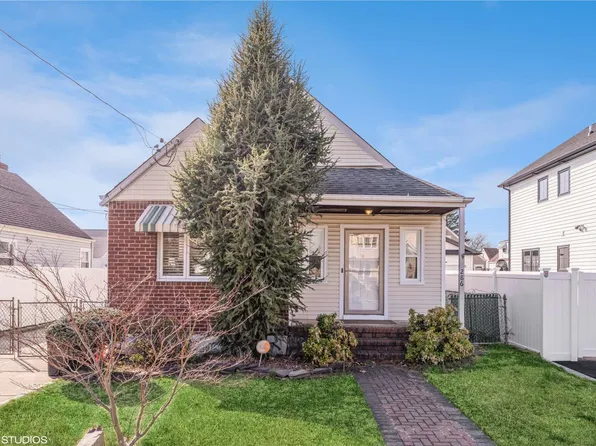 286 Hoffman Street, Franklin Square, NY 11010