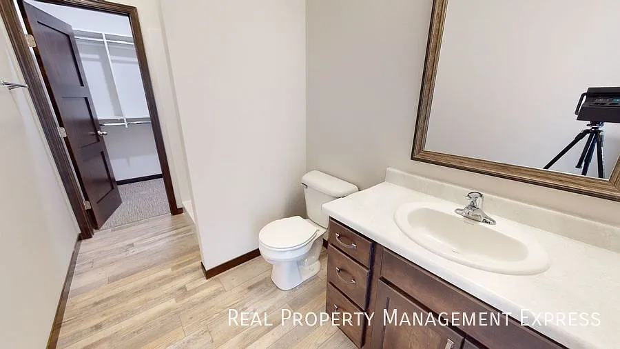 3 Bedroom 2.5 Bathroom Single Family Townhome w/ Attached Garage — Photo 4