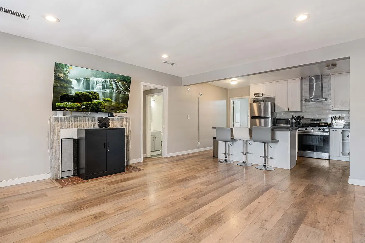 4 bed, 3.0 bath, 1400 sqft, $3,985 — Photo 3