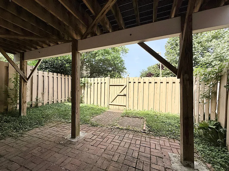 10240 Arizona Cir — Photo 23