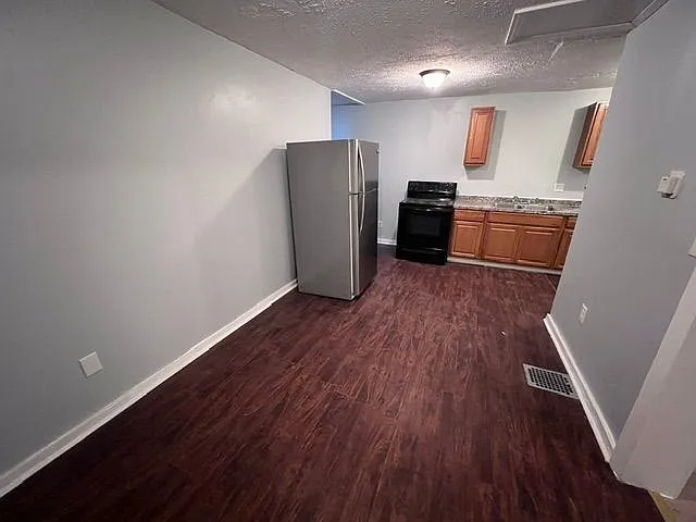 3 bed, 1000 sqft, $1,400 — Photo 4