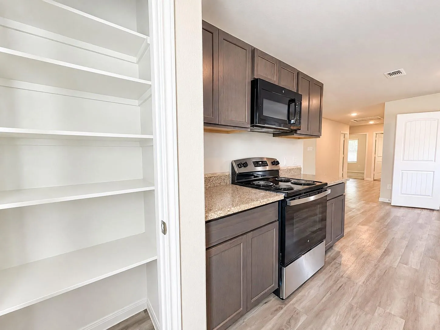 3 bed, 1.0 bath, 1080 sqft, $1,400 — Photo 2