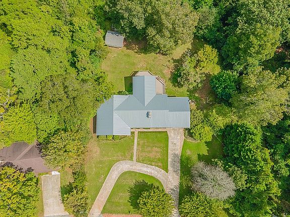 5th image of 220 Chenocetah Dr