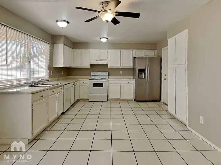 4045 E Nancy Ln — Photo 3