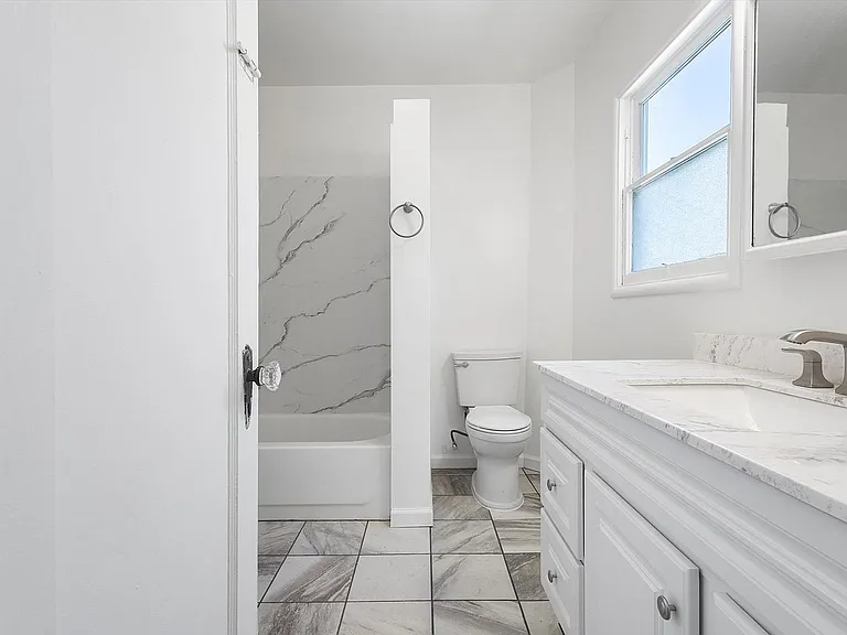 2432 Webb Ave #B — Photo 11