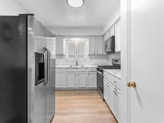 4th image of 2763 Morris Ave #B
