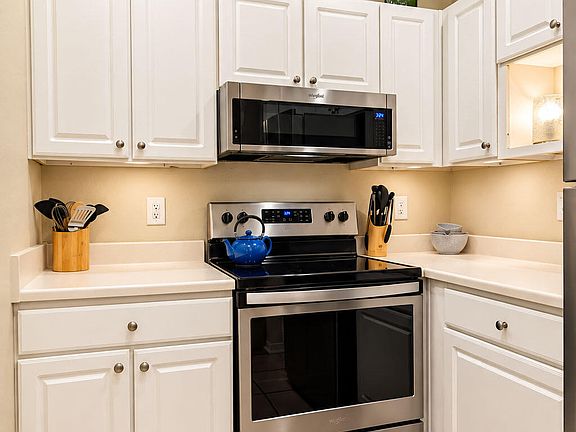 5th image of 60 Fenwick Hall Aly APT 736