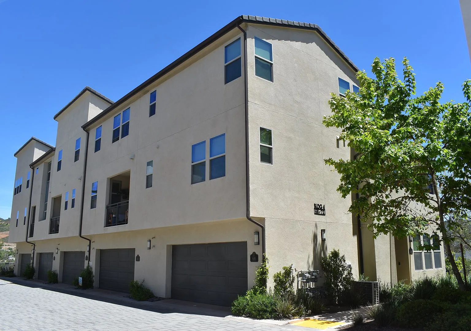 3 Bedroom 3.5 Bath 3 Story Townhome with Loft- Skye Complex in Del Sur — Photo 1