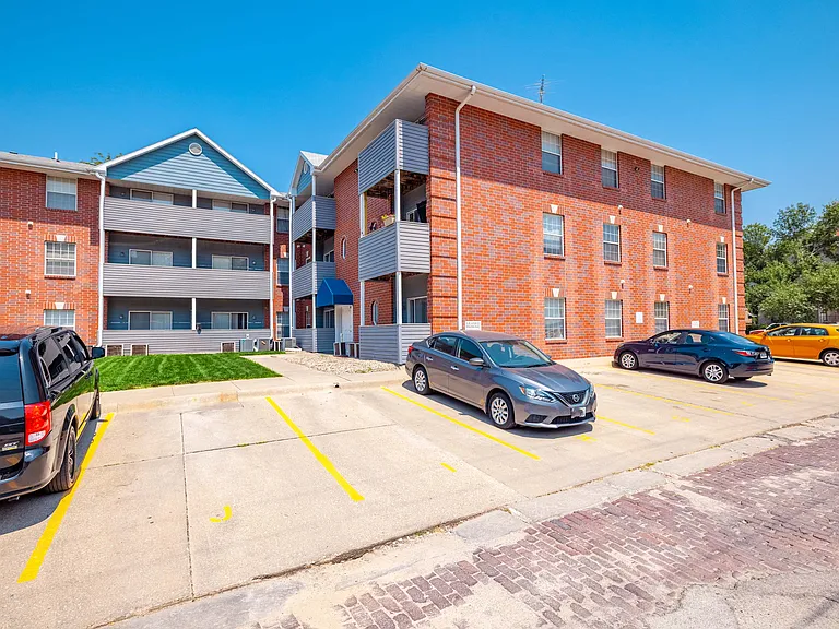 Cambridge Apartments — Photo 8