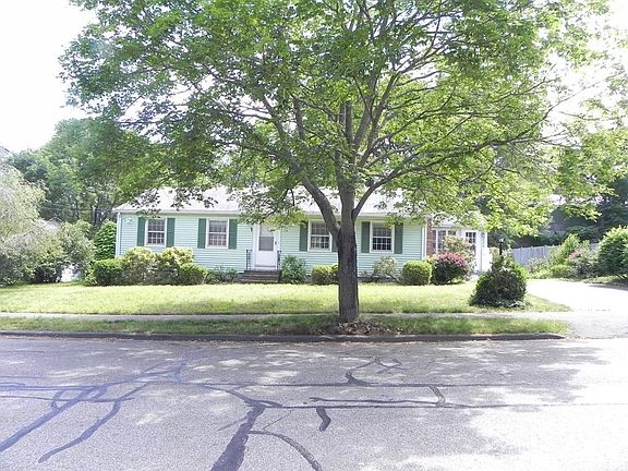 4th image of 19 Carolyn Dr