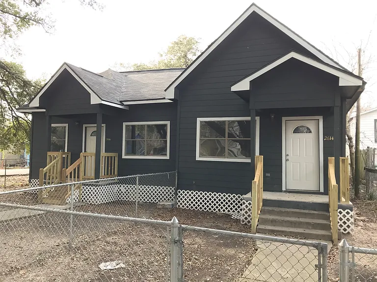 2614 Delano St N — Photo 3