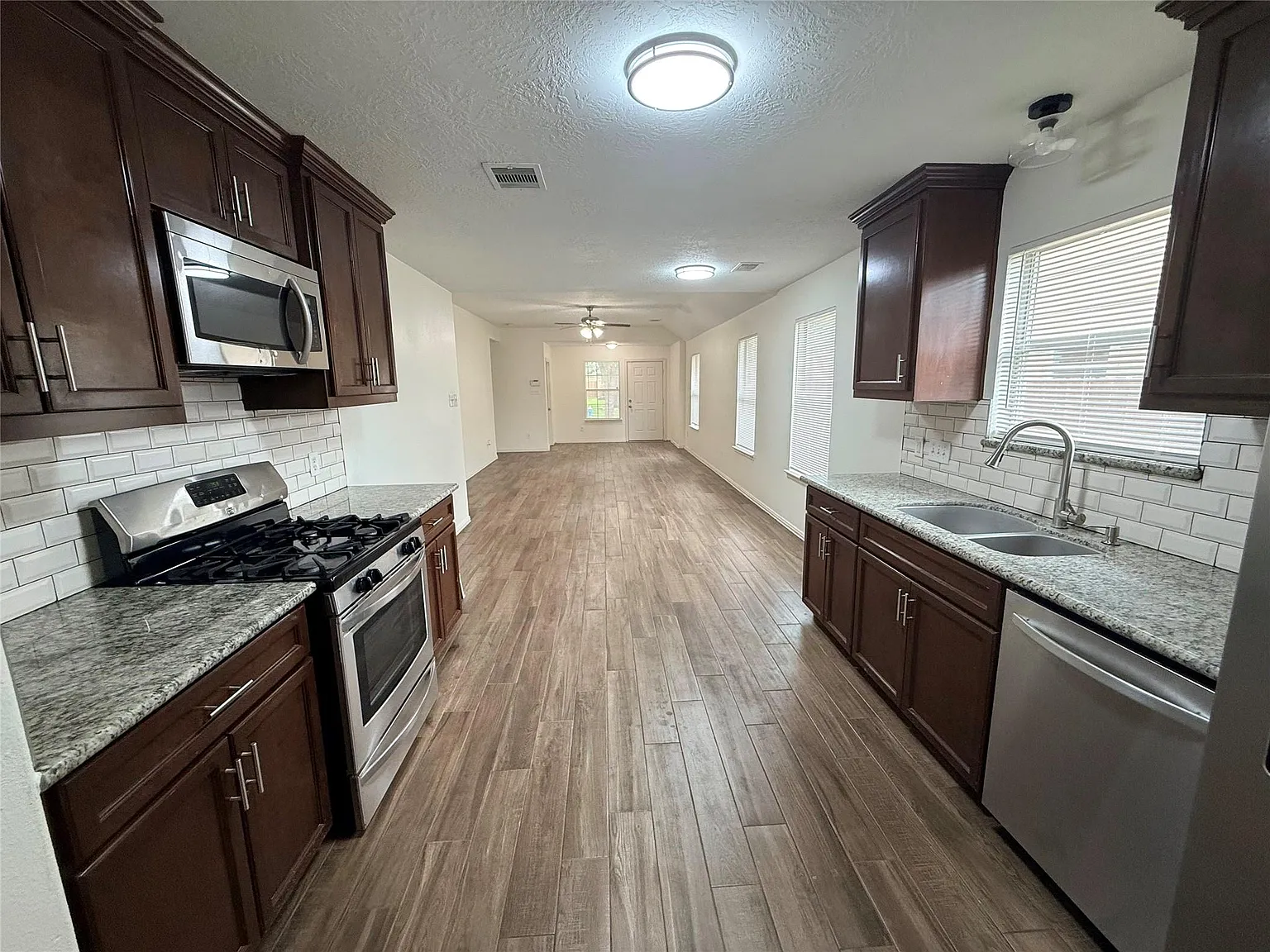 3 bed, 2.0 bath, 1260 sqft, $1,790 — Photo 3