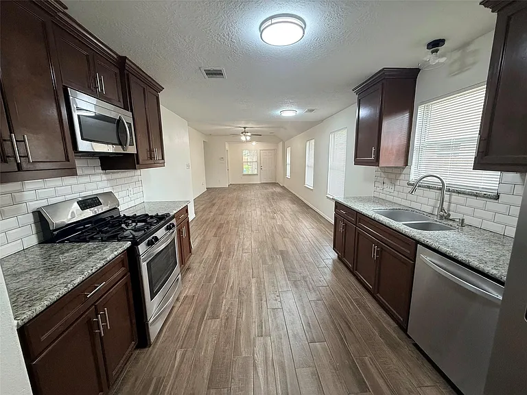 21927 Octavia Way — Photo 3