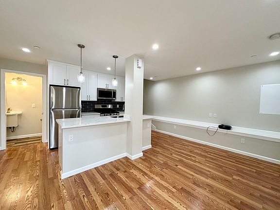 4th image of 900 Bay St #14