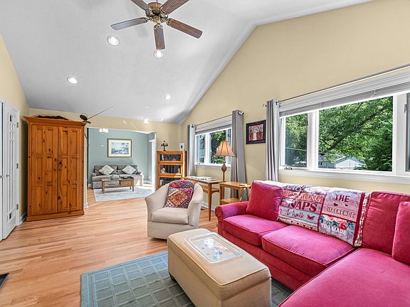 5th image of 545 Newark Ln