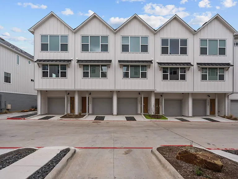 Villae ATX Luxury Rental Townhomes — Photo 20