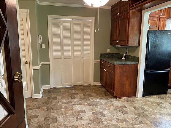 4th image of 717 Dick St