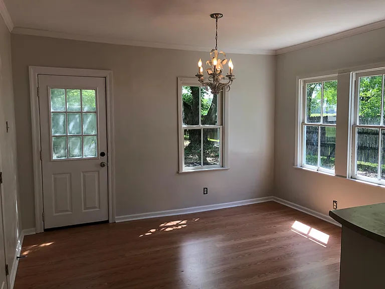 Bright beautiful dining area, lots of windowsKit hen with breakfast at overlooking beautiful oak tree.