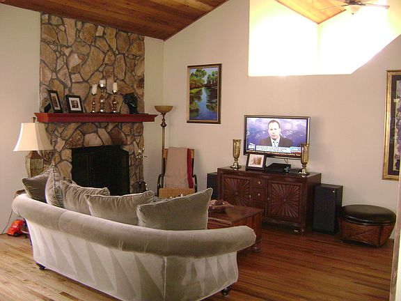 Living room w/gas firepl