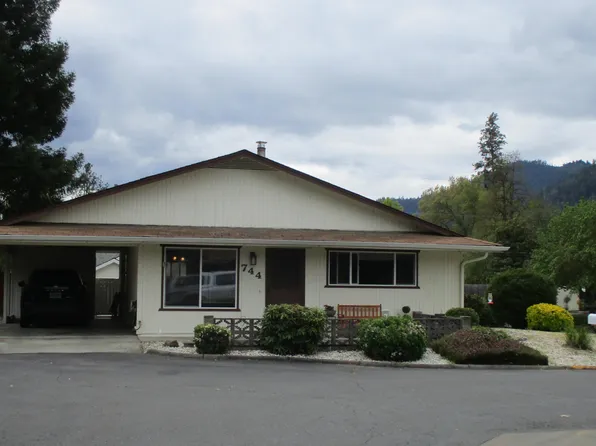744 Brookside Cir, Rogue River, OR 97537