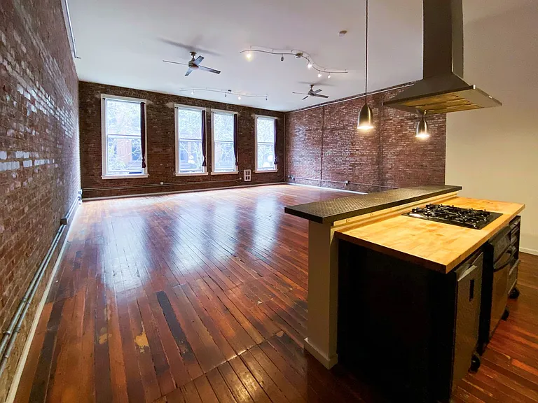 211 1st Ave S Apartments is located in the heart of Pioneer Square — Photo 24
