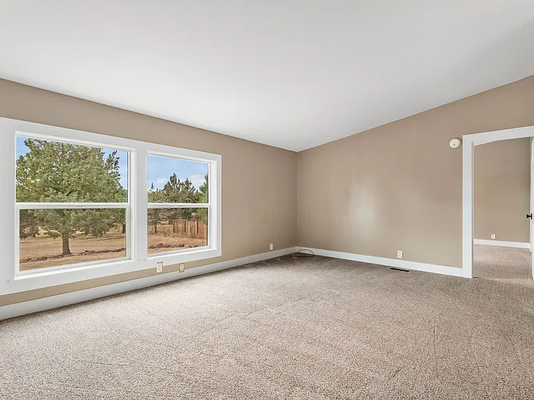 8695 SW Crater Loop Rd — Photo 4