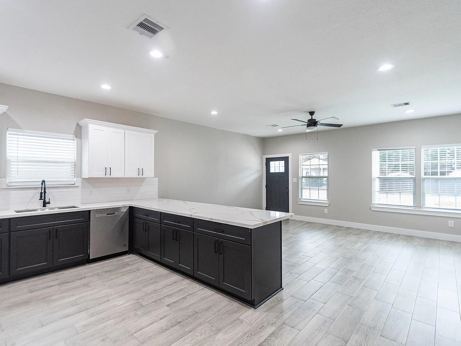 3 bed, 2.0 bath, 2520 sqft, $1,500 — Photo 4
