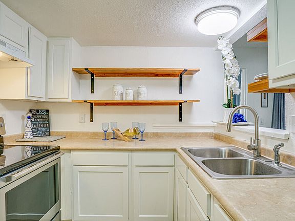 5th image of 302 E Chestnut Ave #215