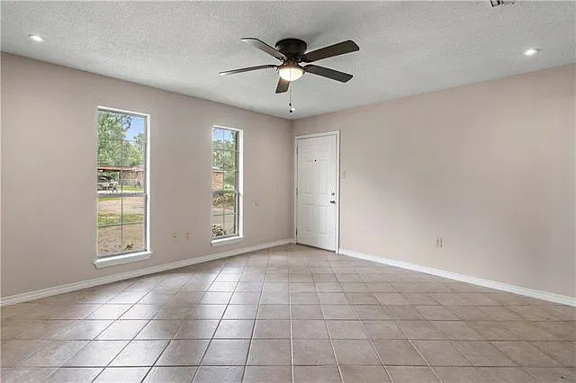 3 bed, 1.0 bath, 1184 sqft, $1,450 — Photo 3