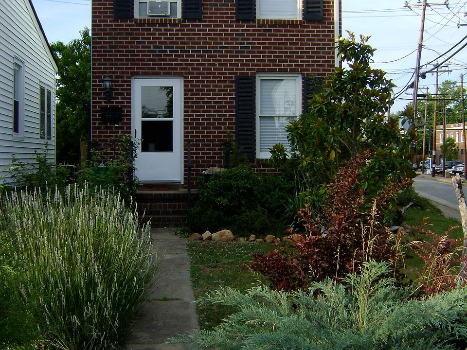 Old photo, no a/c window units in windows now.