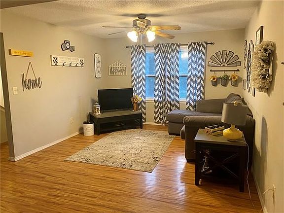 2nd image of 2102 Parkwood Dr