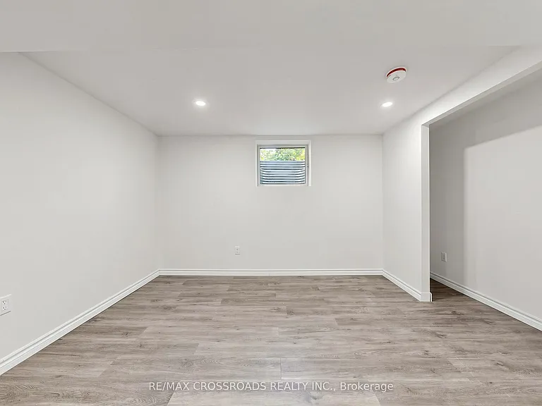 1496 Simcoe St N — Photo 26