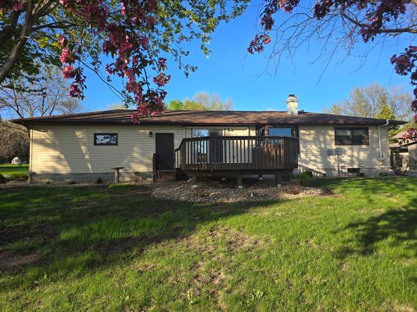1085 20th St, Windom, MN 56101