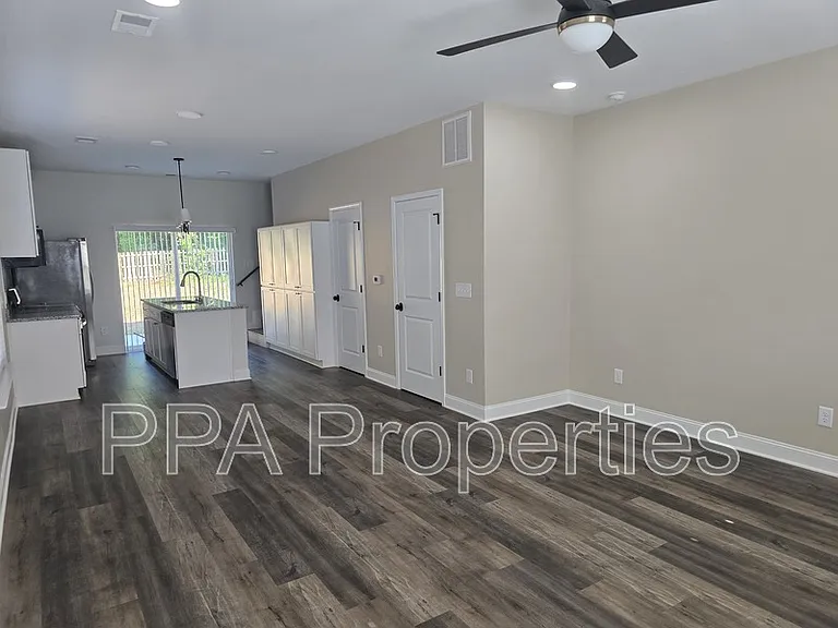 402 Giles St — Photo 28