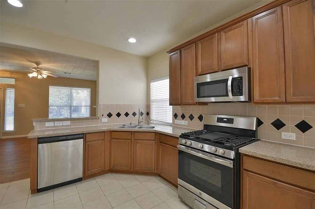 3 bed, 2.5 bath, 2000 sqft, $2,000 — Photo 4