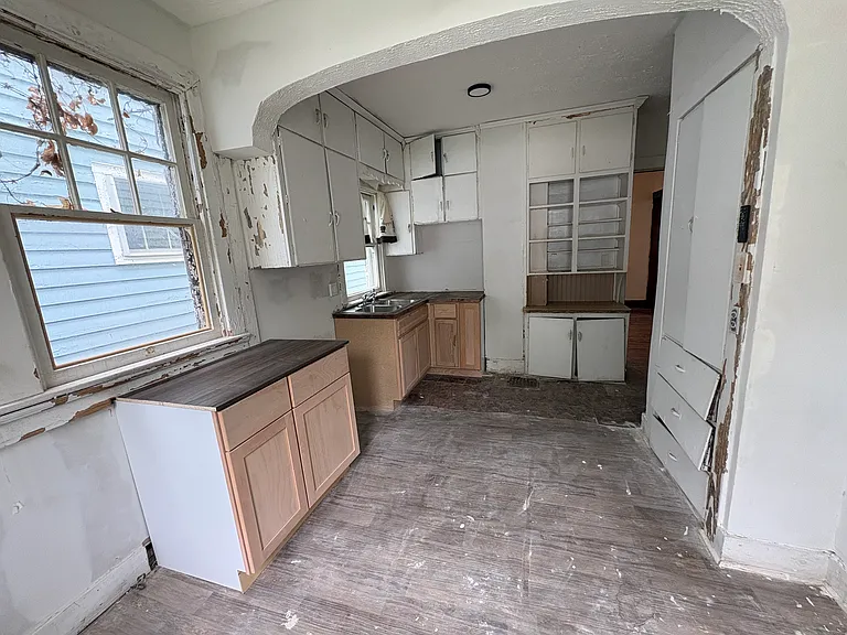 243 Kenwood Ave — Photo 6