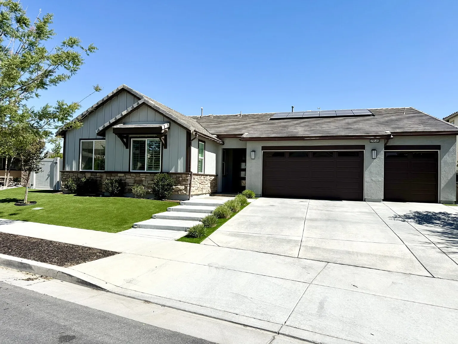 4 bed, 3.0 bath, 2582 sqft, $3,900 — Photo 2