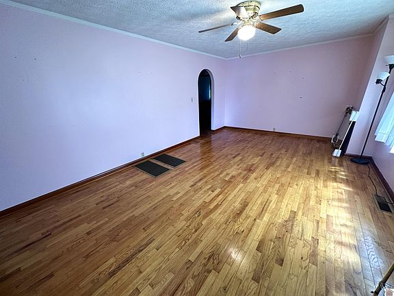 3rd image of 513 Old Shady Grove Rd